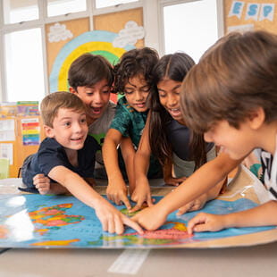 Actividades extracurriculares | Colegio Menor Samborondón - 04 - Feature Cards Pattern - Creativity and Culture