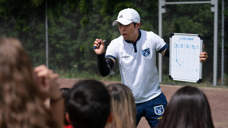 Actividades extracurriculares | Colegio Menor Quito - 04 - Feature Cards Pattern - Creativity and Culture