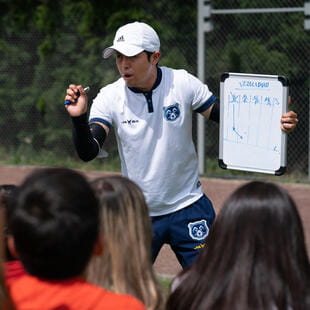 Actividades extracurriculares | Colegio Menor Quito - 04 - Feature Cards Pattern - Creativity and Culture