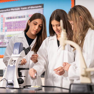 Colegio Menor Samborondón | Colegio particular en Guayaquil - Feature Cards Pattern