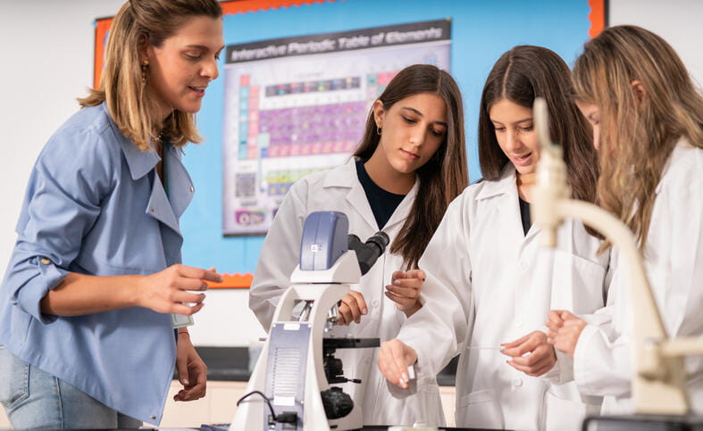 Colegio Menor Samborondón | Colegio particular en Guayaquil - Feature Cards Pattern