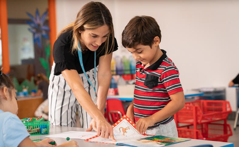 Colegio Menor Samborondón | Colegio particular en Guayaquil - Feature Cards Pattern