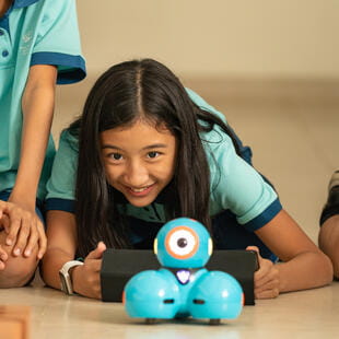 Parent Essentials | Colegio Menor Quito - Feature Cards Pattern - ECAs Parents