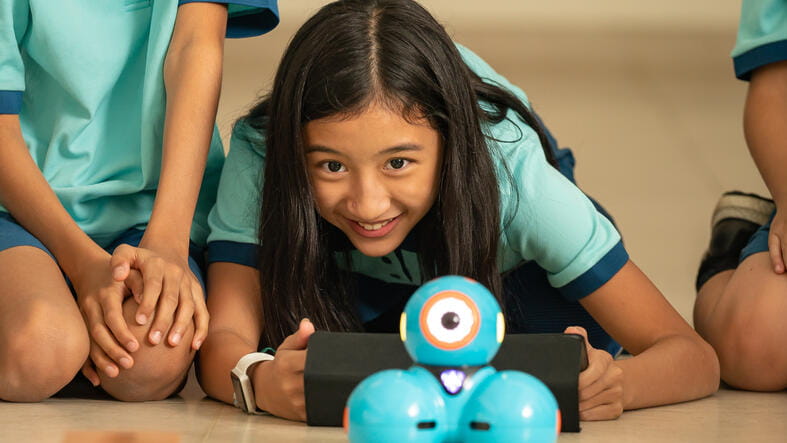 Parent Essentials | Colegio Menor Quito - Feature Cards Pattern - ECAs Parents