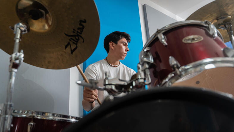 Parent Essentials | Colegio Menor Quito - Feature Cards Pattern - ECAs Parents