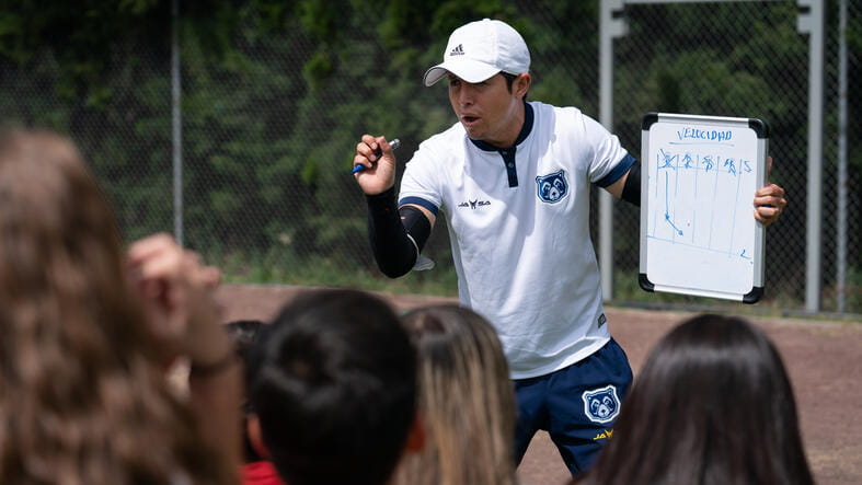 Parent Essentials | Colegio Menor Quito - Feature Cards Pattern - ECAs Parents