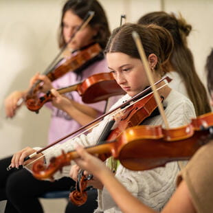 Actividades extracurriculares | Colegio Menor Quito - 04 - Feature Cards Pattern - Creativity and Culture