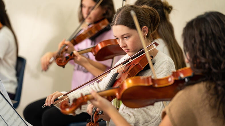 Actividades extracurriculares | Colegio Menor Quito - 04 - Feature Cards Pattern - Creativity and Culture