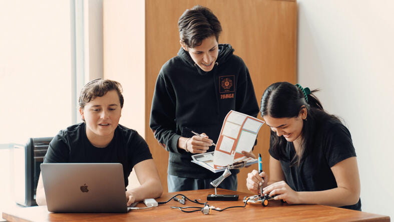 Actividades extracurriculares | Colegio Menor Samborondón - 04 - Feature Cards Pattern - Creativity and Culture